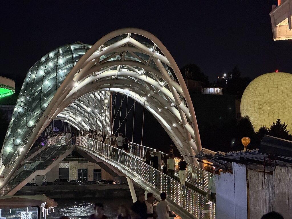 Friedensbrücke und Ballon in Tiflis über dem Fluss Kura