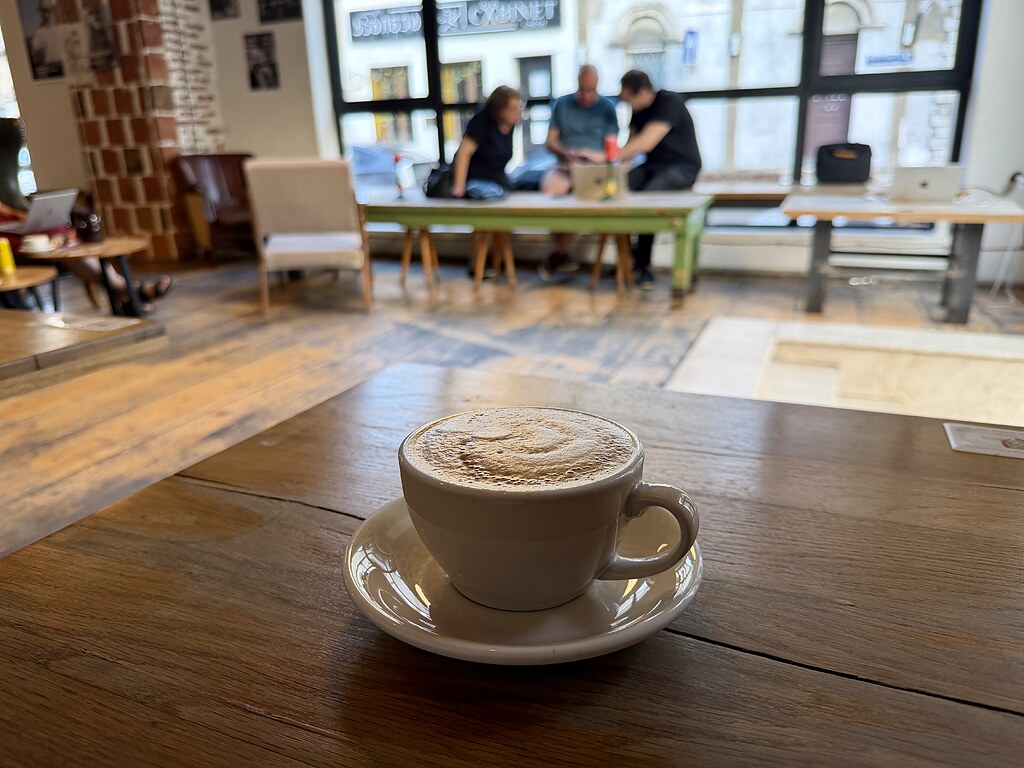 Cappuccino bei Shavi in Tiflis Auf einem Holztisch