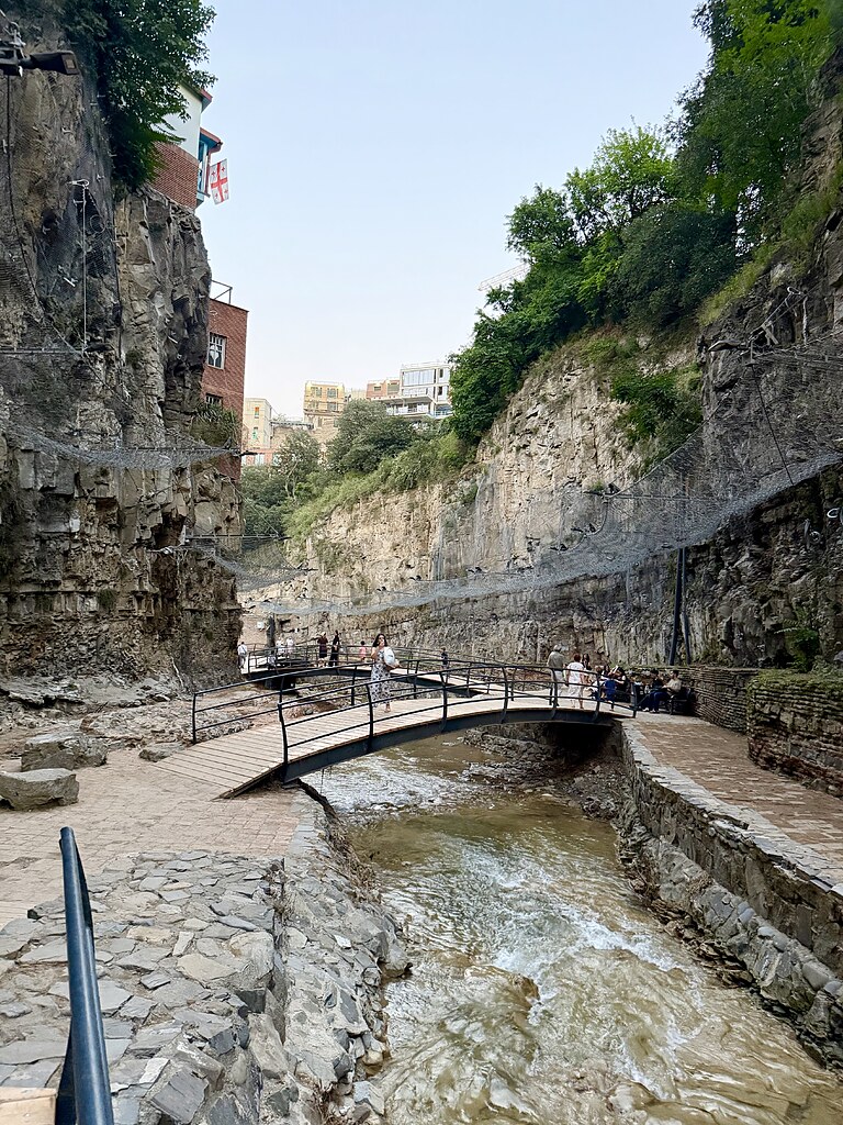 Weg in der Schlucht zum Leghvtakhevi-Wasserfall in Tiflis