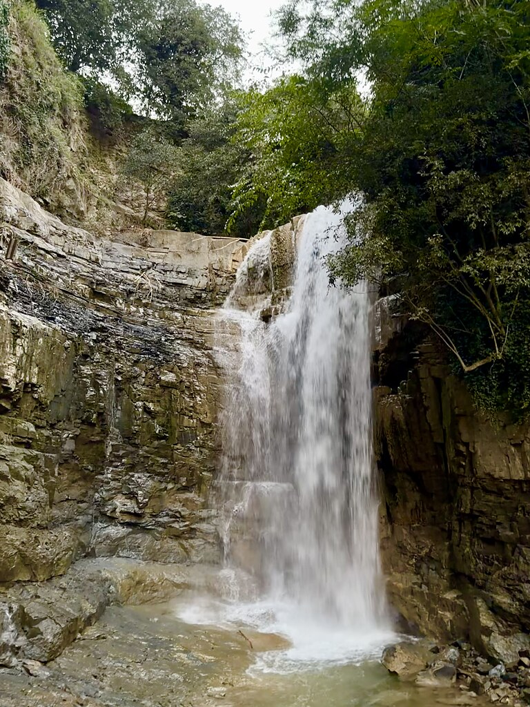 In der Schlucht vor dem Leghvtakhevi-Wasserfall in Tiflis