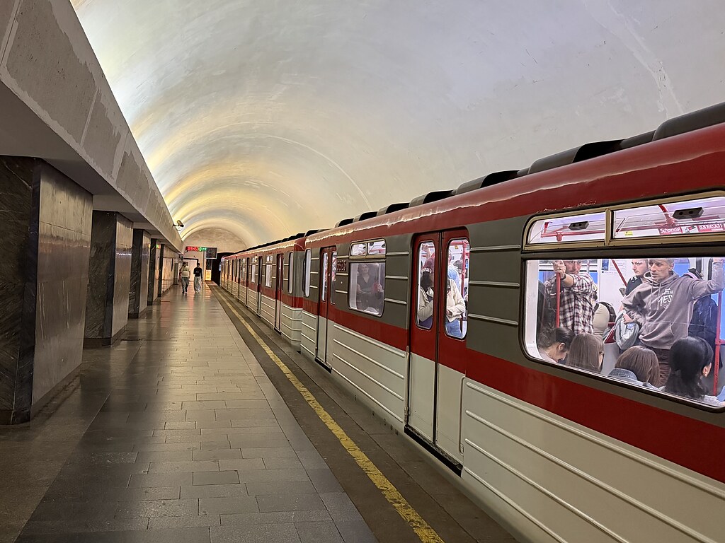 volle Metro am Bahnhof in Tiflis, Station Avlabari