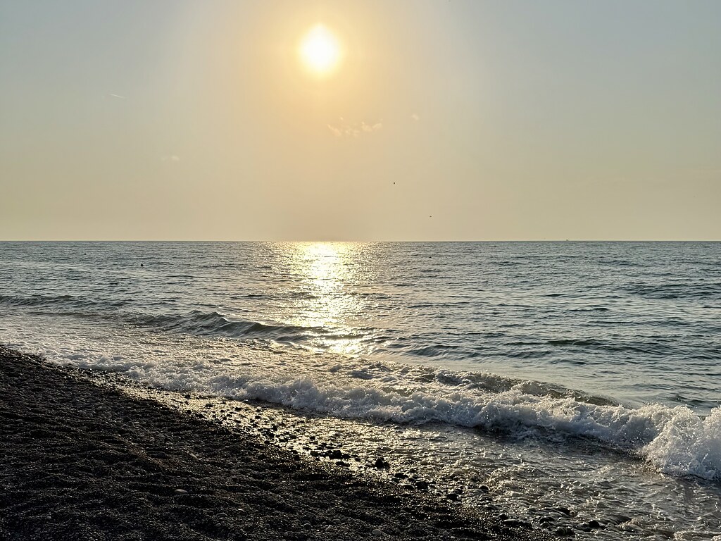 Sonnenuntergang über dem schwarzen Meer in Batumi, Georgien.