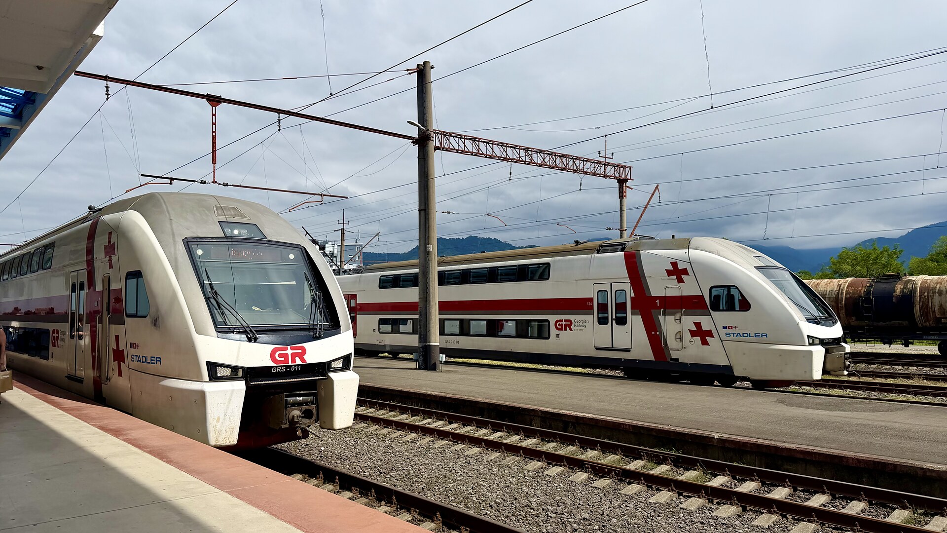 Georgian-Railway-Züge am Bahnhof Batumi in Georgien