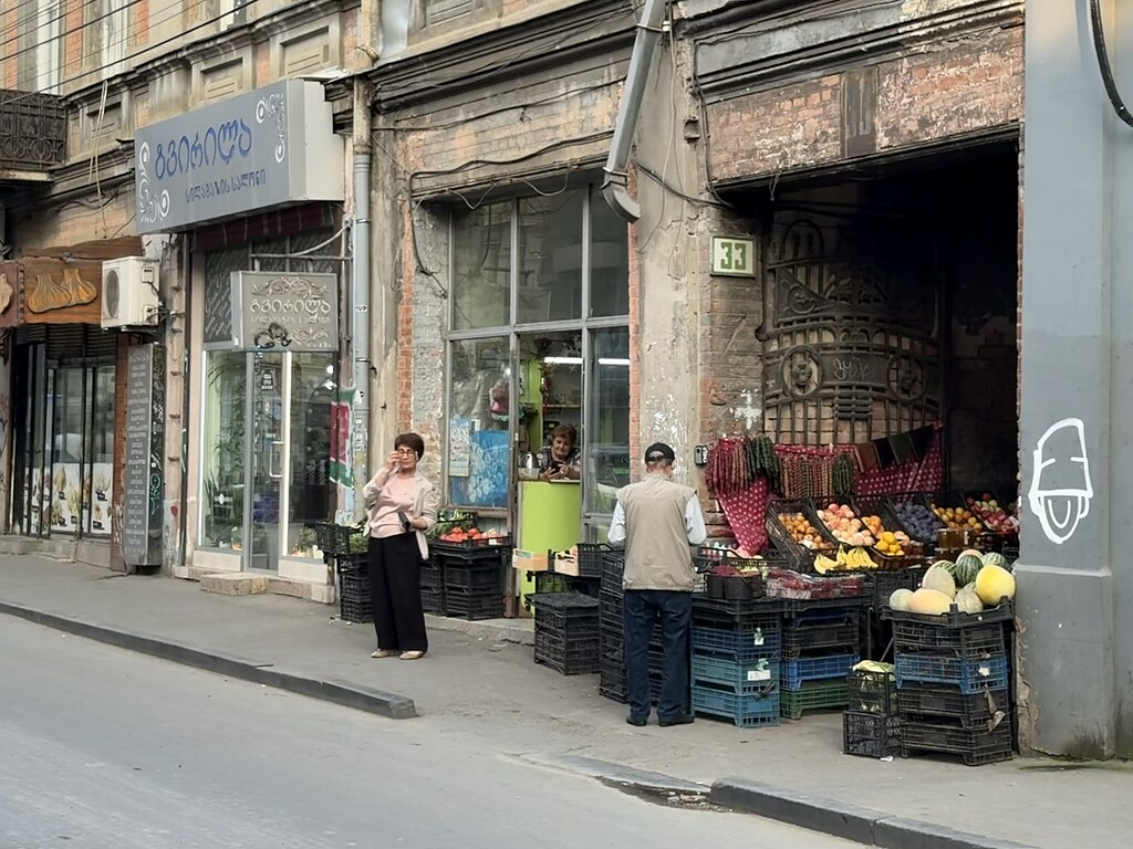 Alter Mann kauft Obst und Gemüse bei einem Straßenhändler in der Marjanishvili St. in Tiflis