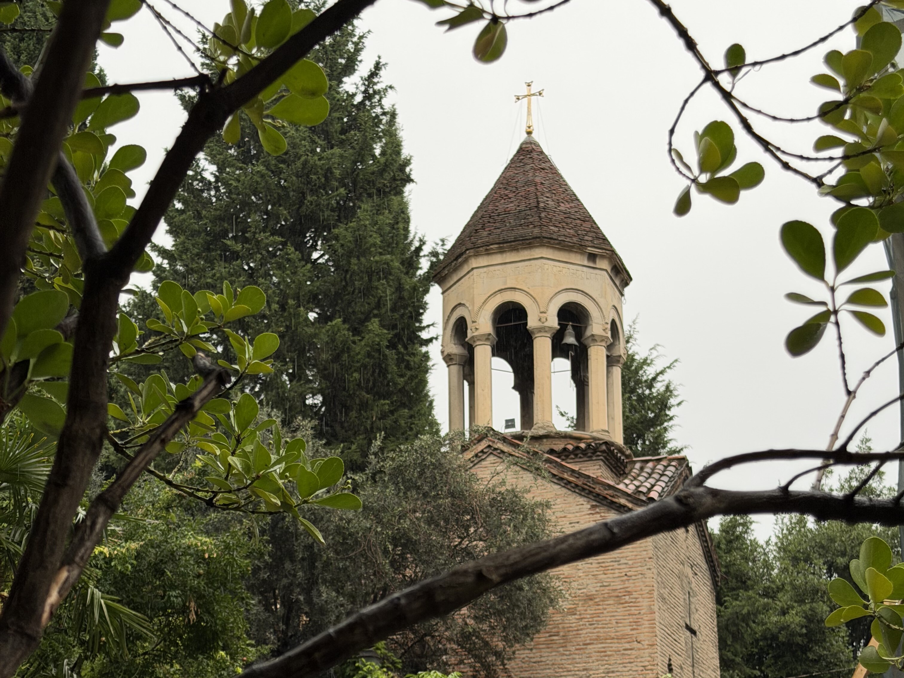 Turm der Sioni-Kathedrale in der Altstadt von Tiflis, Georgien