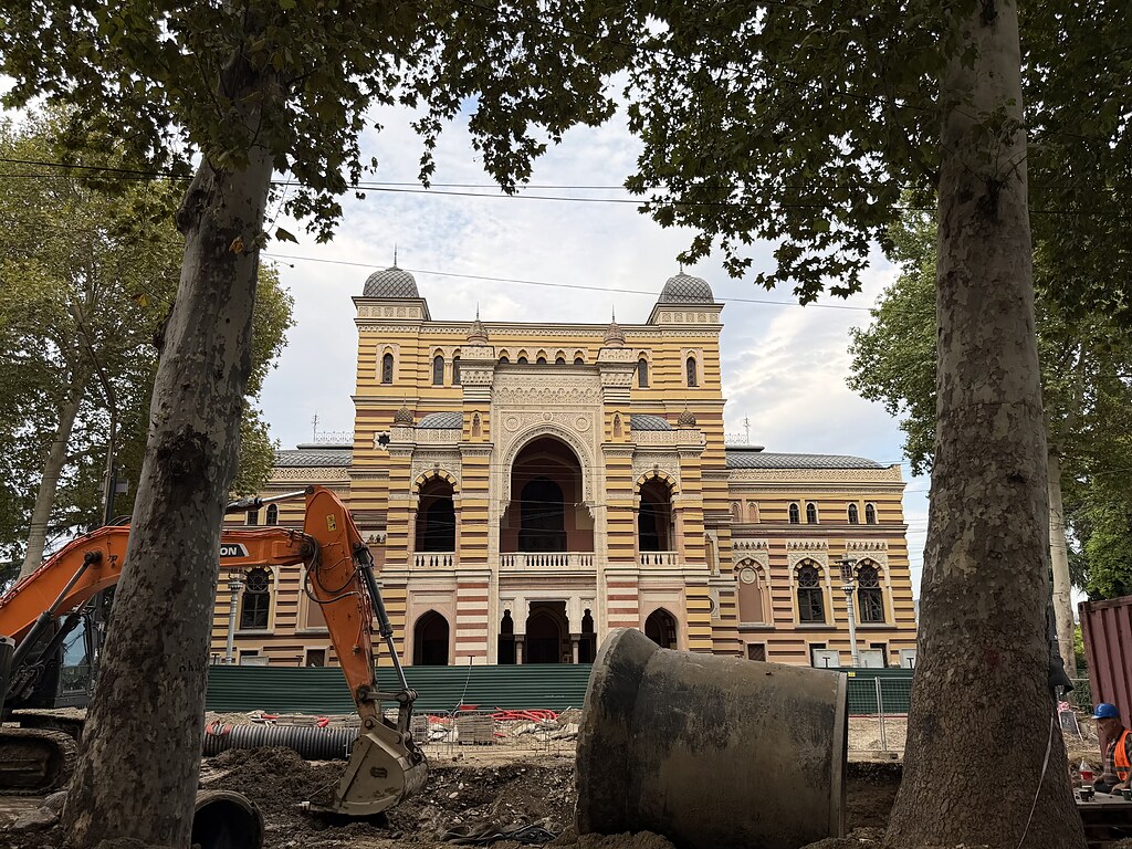 Baustelle und Bagger vor dem Opera and Ballet Theatre in der Shota Rustaveli Ave in Tiflis, Georgien