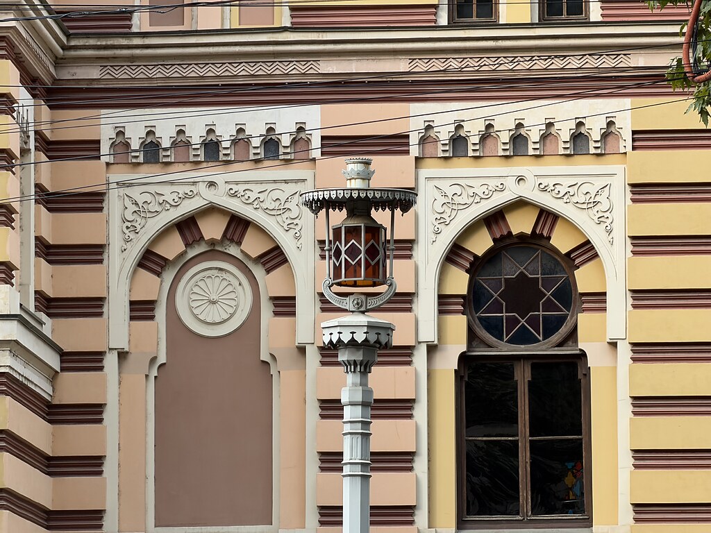 Ausschnitt von der Laterne vor dem Opera and Ballet Theatre in der Shota Rustaveli Ave in Tiflis, Georgien