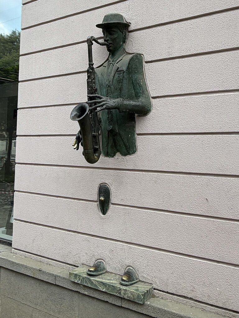 Skulptur eines Saxophon Spielers in der Shota Rustaveli Ave in Tiflis, Georgien