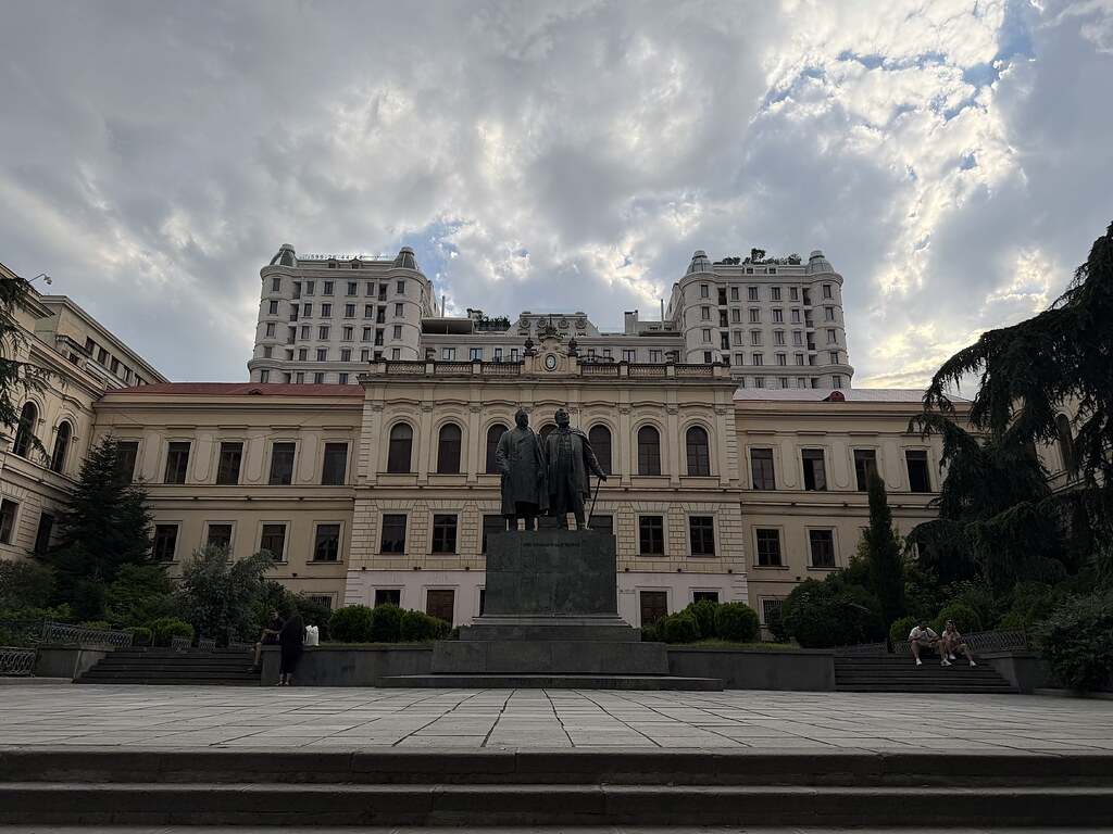 erste öffentliche Schule und Akaki Tsereteli Statue in der Shota Rustaveli Ave in Tiflis, Georgien