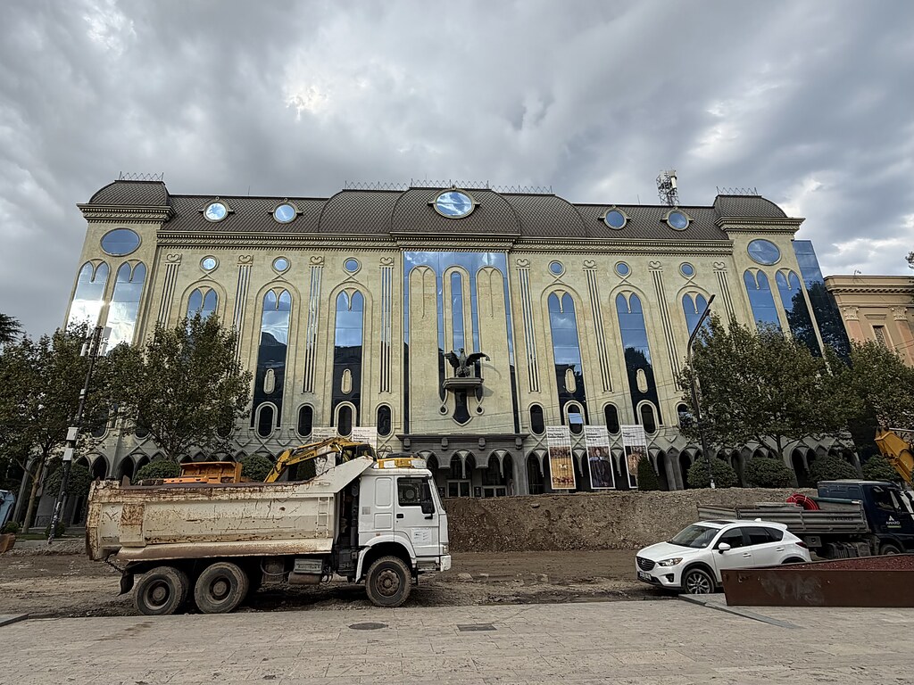 Baustelle und LKW vor dem Georgian Museum of Fine Arts in der Shota Rustaveli Ave in Tiflis, Georgien