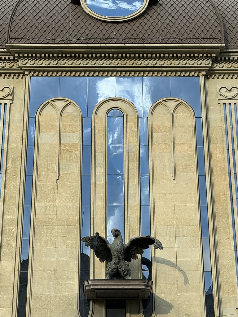 Adler am Gebäude des Georgischen Kunstmuseums Georgian Museum of Fine Arts in der Shota Rustaveli Ave in Tiflis, Georgien