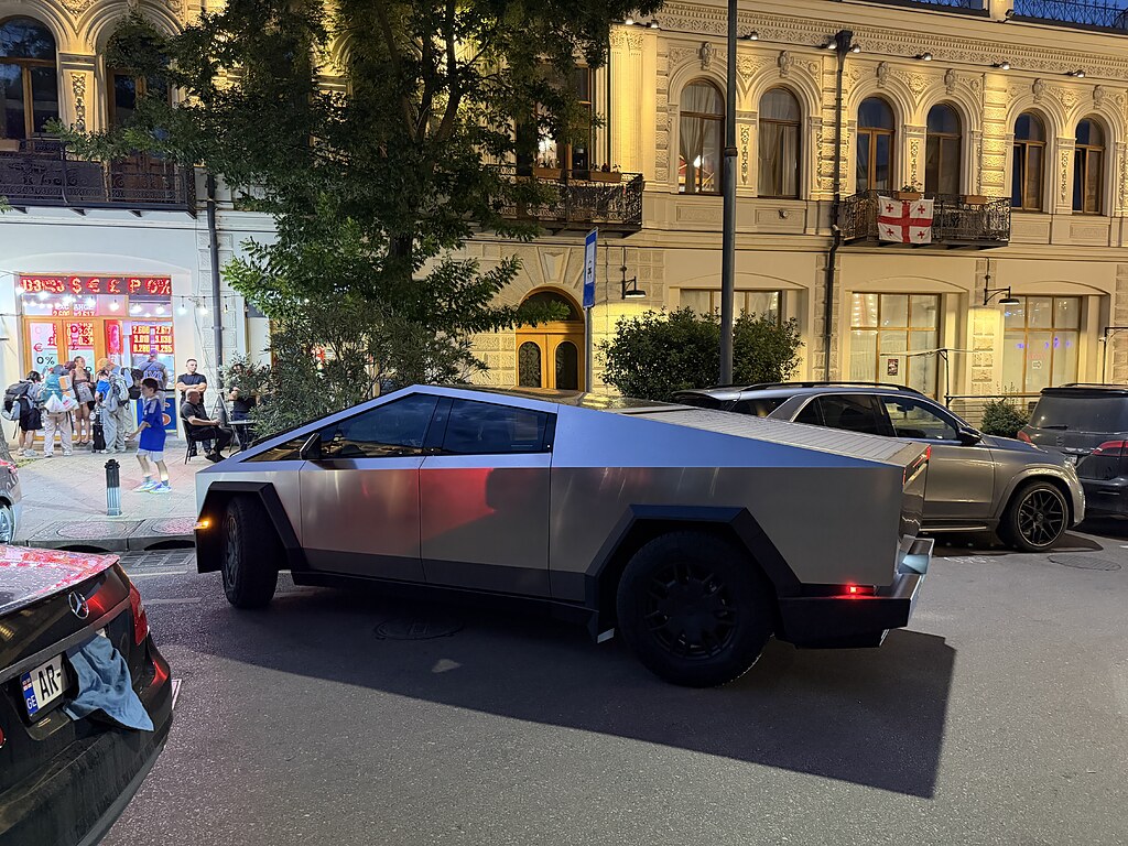 Cyber truck von Tesla vor einer Wechselstube in der Altstadt von Tiflis, Georgien.