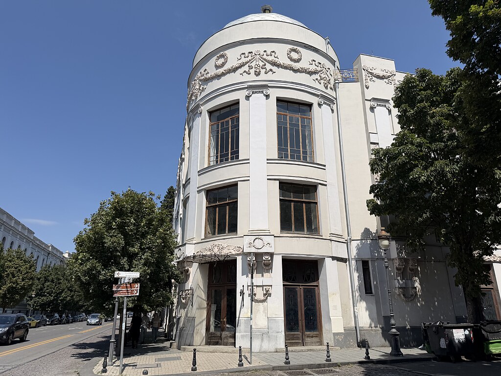 Altes Gebäude mit einer verzierten runden Hausecke und einem runden Dach mit Holzfenstern in der Straße Davit Aghmashenebeli Ave in Tiflis