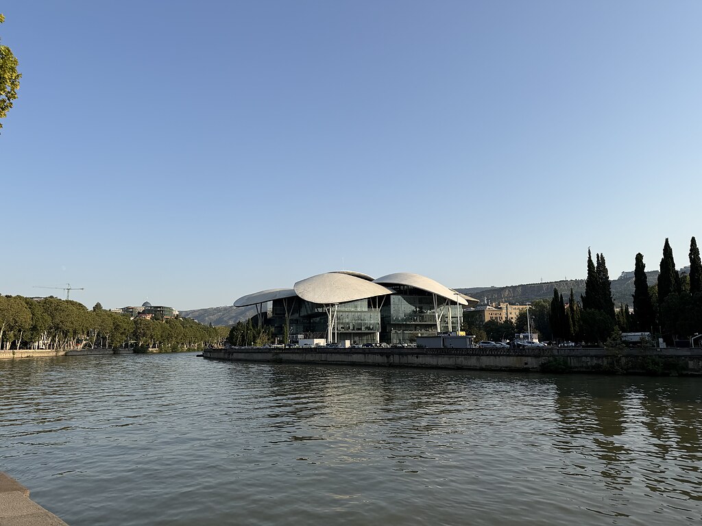 Glasgebäude mit Pilzdach, das Bürgeramt (Public Service Hall) in Tiflis, Georgien an dem Fluss Kura.