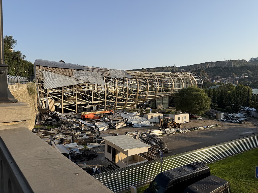 Leere Röhren, eine Baustelle in Tiflis, geplant als Musiktheater. Ein stillliegender Rohbau in Tiflis, Georgien.