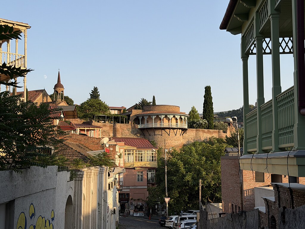 Stadtmauer und alte Gebäude in Tiflis, Georgien.