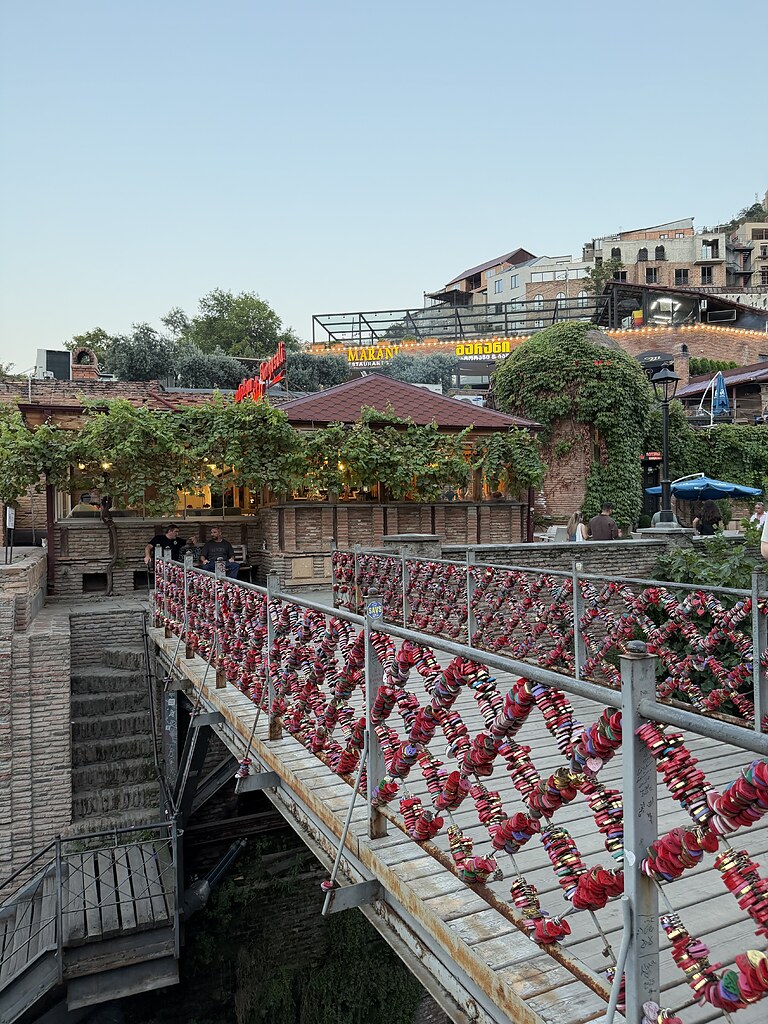 Liebesbrücke Tiflis mit Herzen als Schlösser
