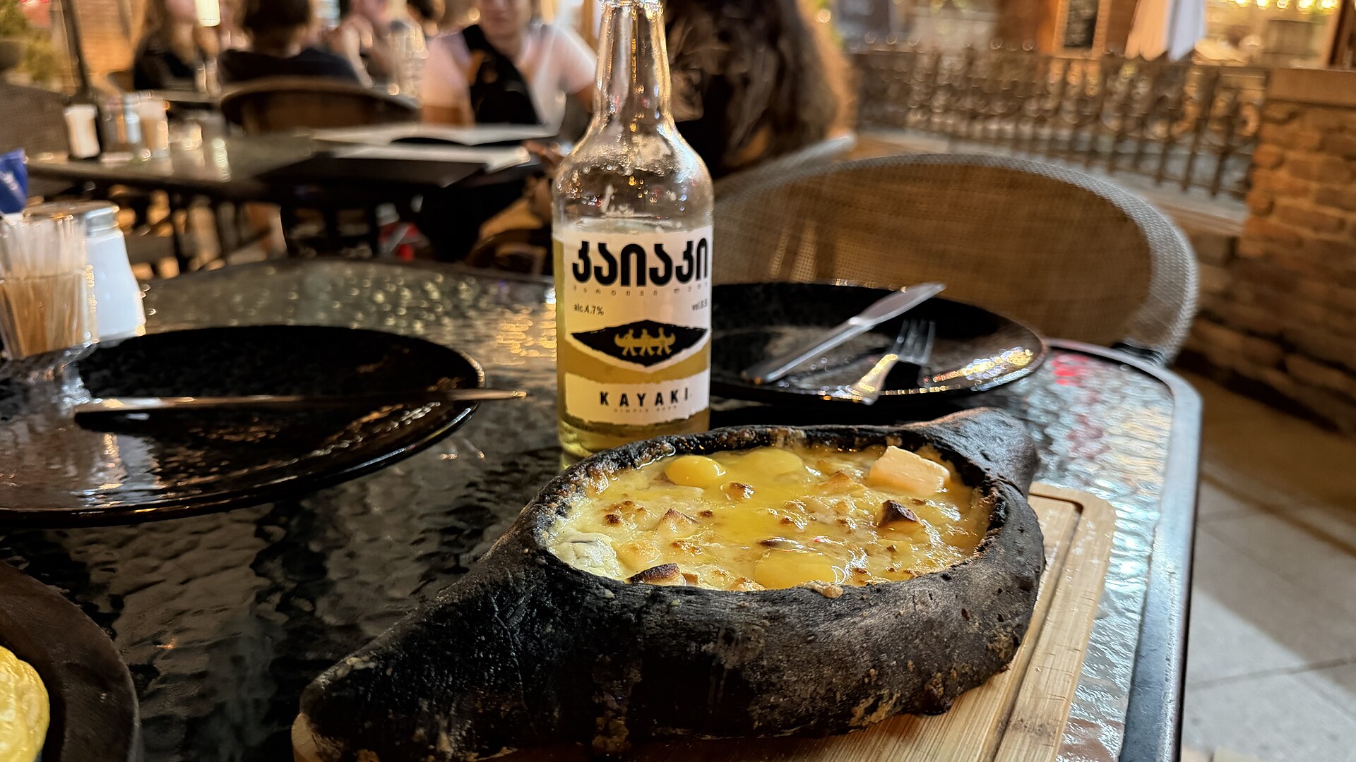 Schwarzes Khachapuri und Bier in Tiflis