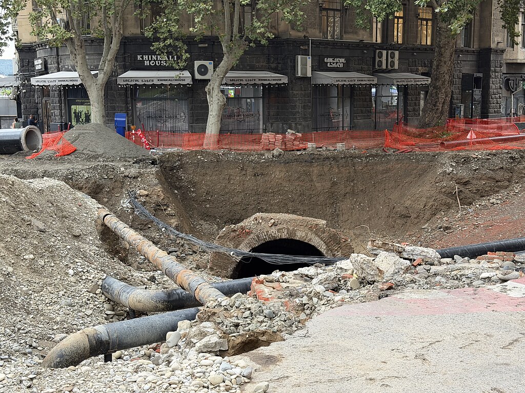 unterirdische Leitungen und Mauern alter Gebäude in der Baustelle Shota Rustaveli Ave in Tiflis