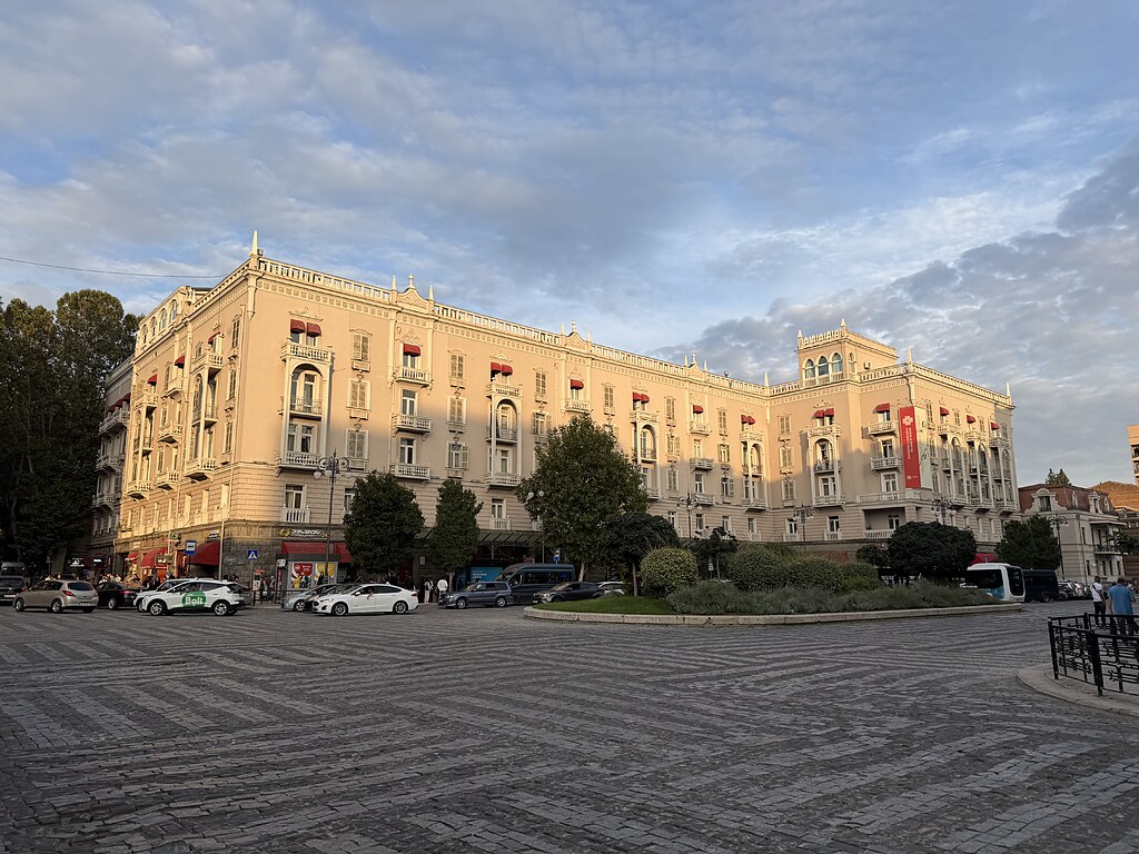 Ein altes Gebäude an der Kreuzung K. Marjanishvili Square in Tiflis