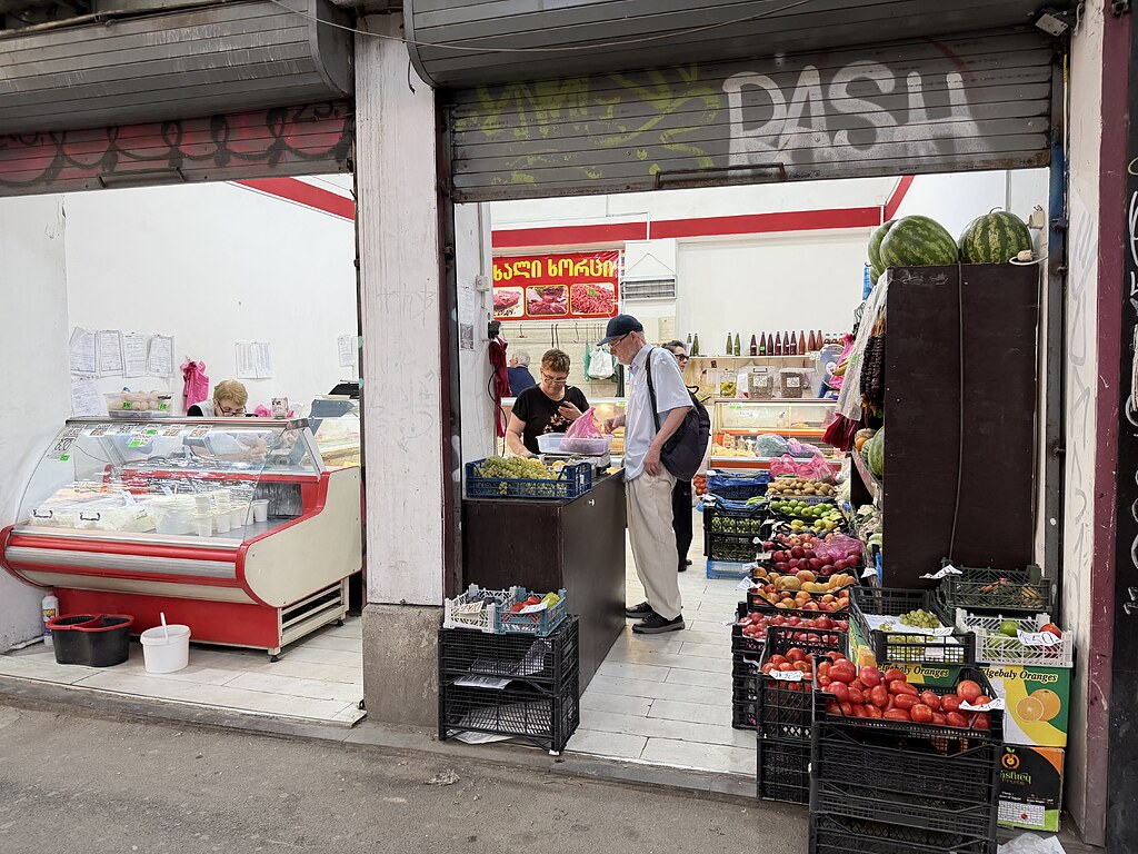 Kunden kaufen ein bei dem Käsestand und Obst und Gemüsestand in der K. Marjanishvili St. in Tiflis