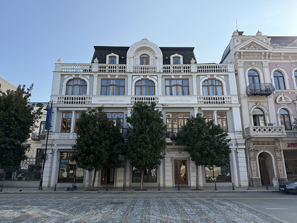 Prachtvolles, helles, altes Gebäude mit großen Holzfenstern und vier Etagen in der Straße Davit Aghmashenebeli Ave in Tiflis, Georgien