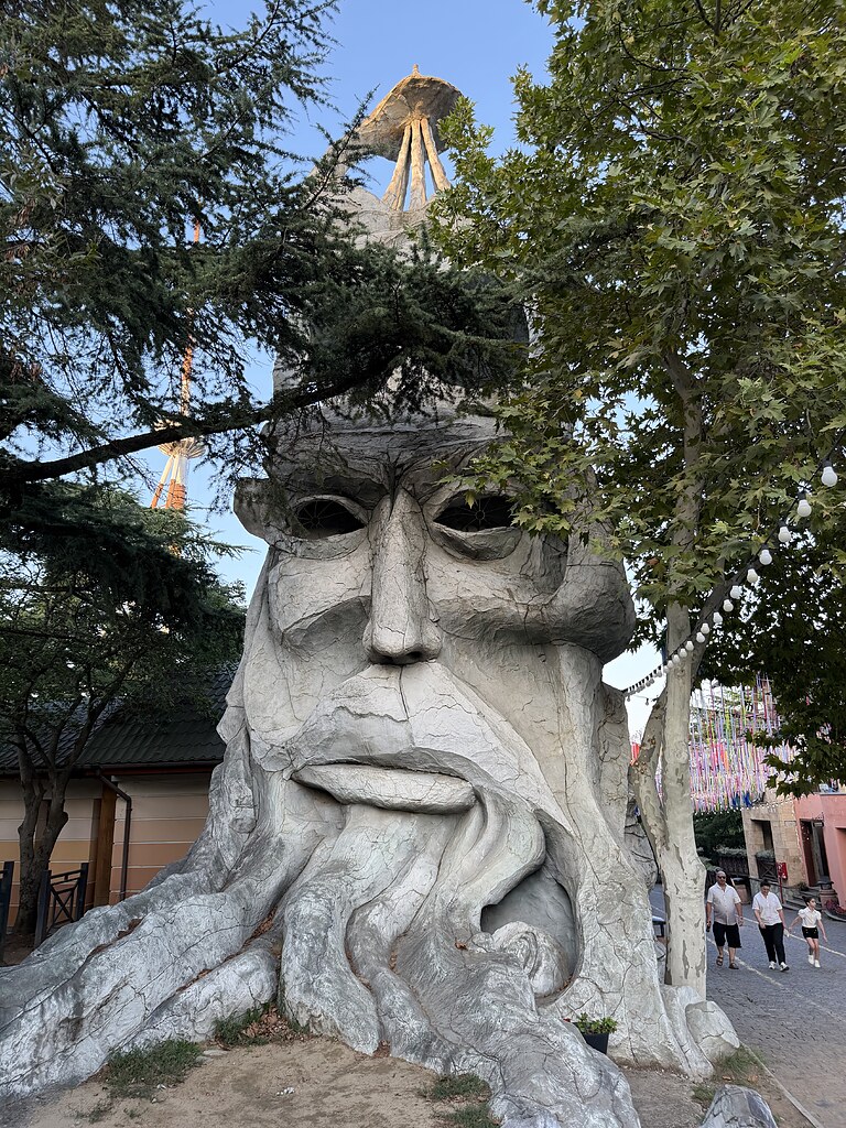 Riesiges Holz Wichtel Gesicht im Mtatsminda Freizeitpark Tiflis