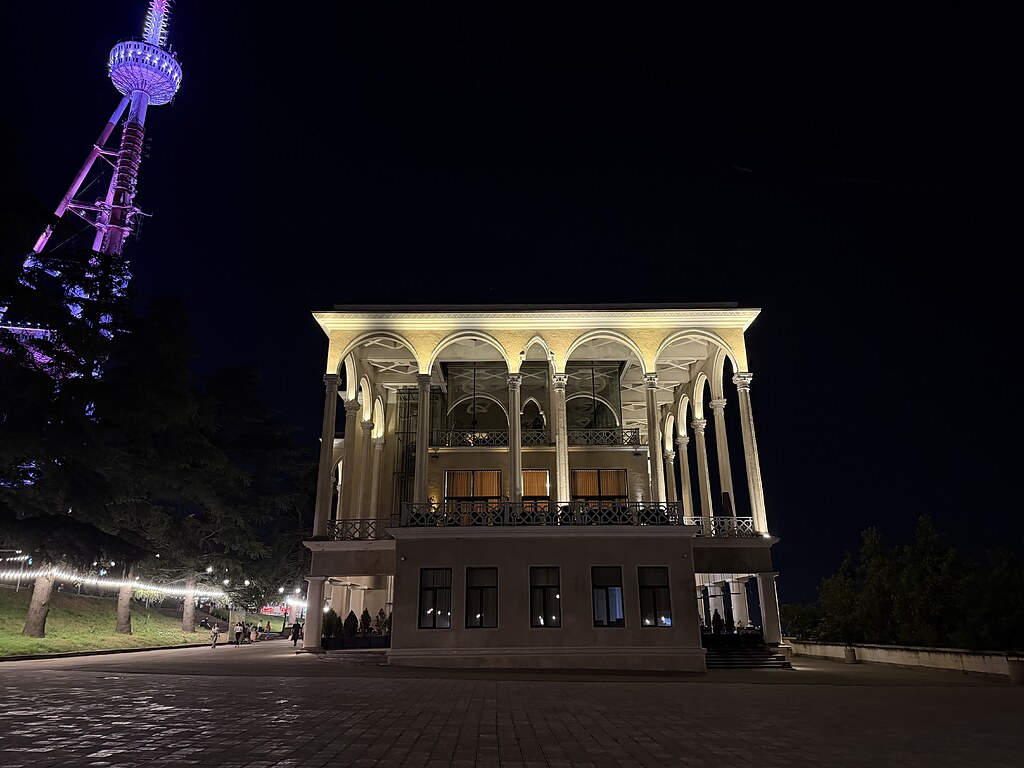 Restaurantgebäude und Fernsehturm im Mtatsminda Park Tiflis beleuchtet