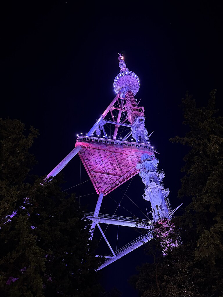 Mtatsminda Freizeitpark Tiflis, Fernsehturm beleuchtet