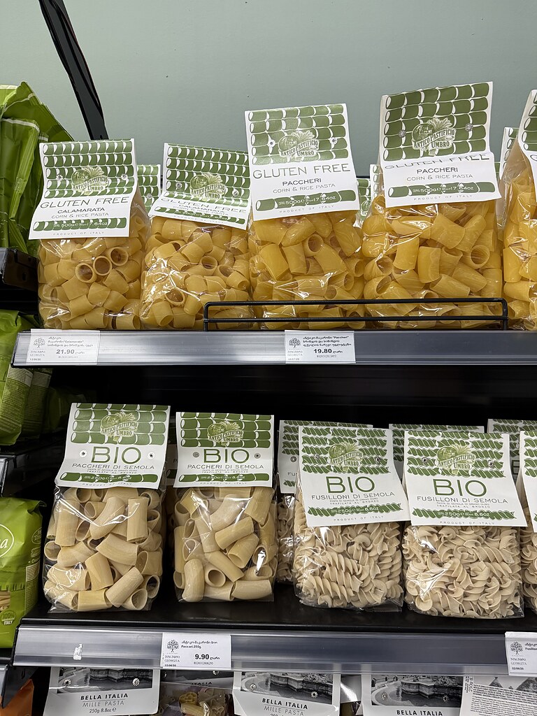 Glutenfreie Nudeln und Bio Nudeln im Supermarkt Regal in Tiflis