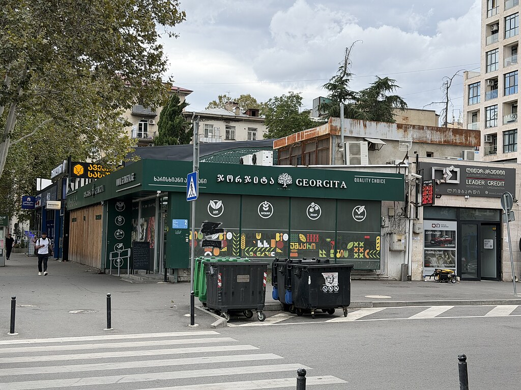 Zebrastreifen vor einem Georgita Laden in Tiflis wo man Bio Produkte und glutenfreie Produkte kaufen kann, ähnlich wie ein deutsches Reformhaus