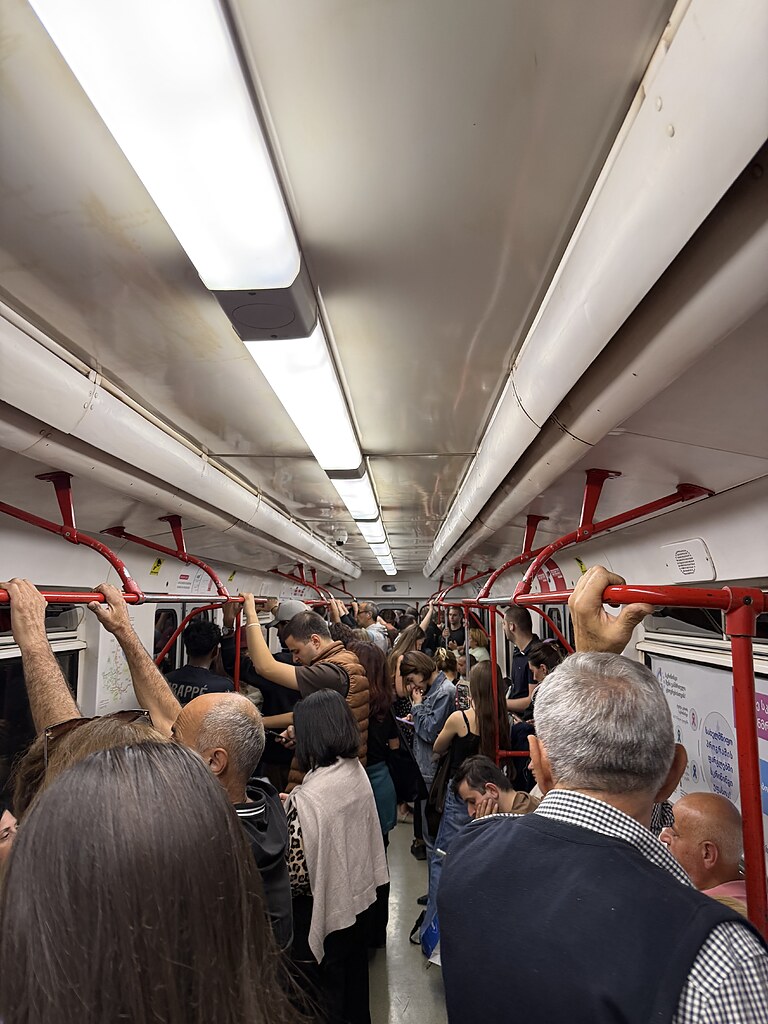 Eine mit Menschen gefüllte Metro in Tiflis Georgien.