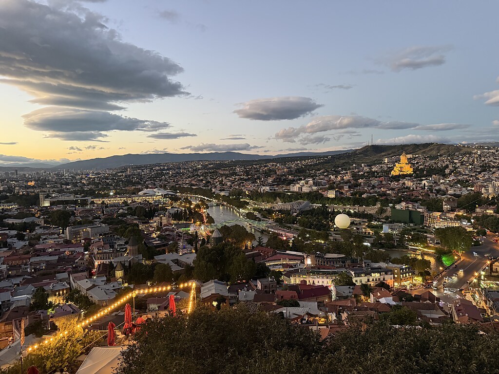 Aussicht von der Gondel zur Mother of Georgia auf Tiflis