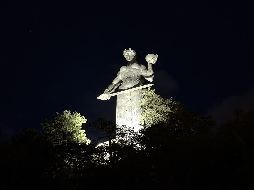 Mother of Georgia am Hang von Tiflis, beleuchtet