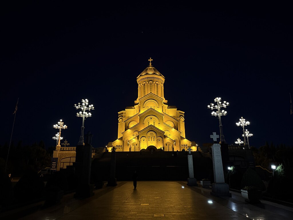 Sameba-Kathedrale beleuchtet in Tiflis