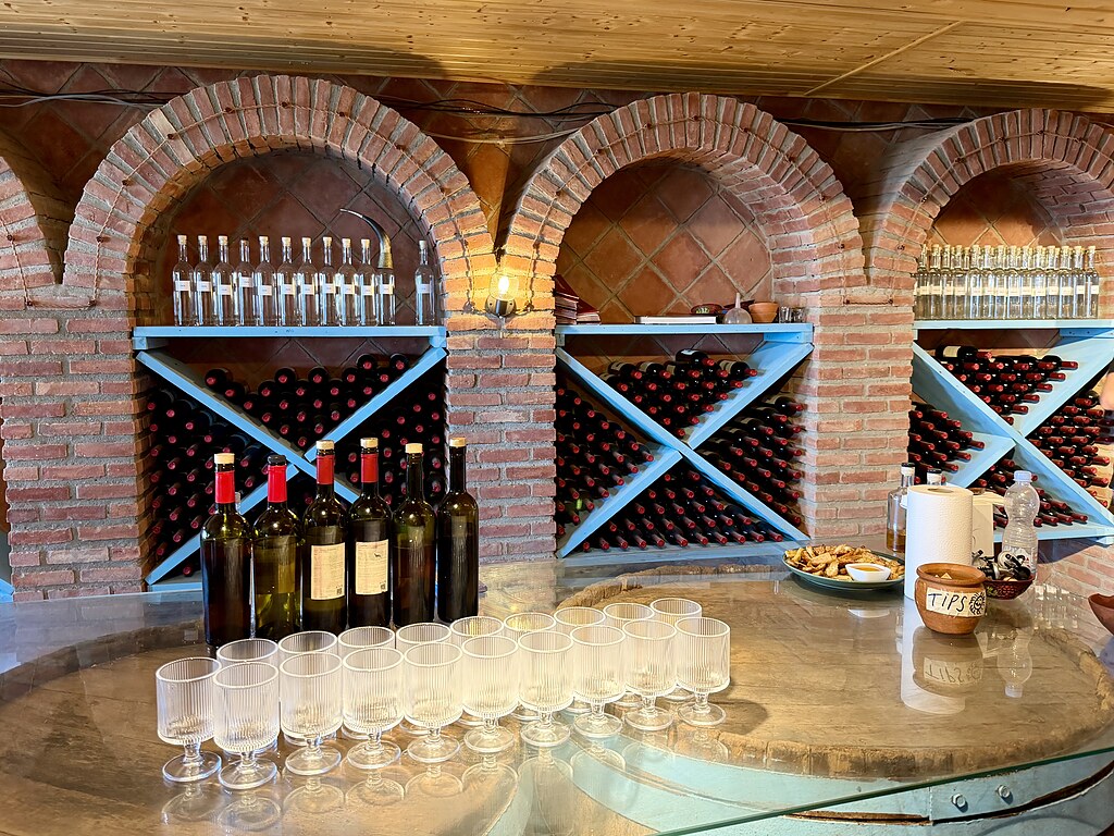 Sighnaghi Wein in Regalen und auf Theke mit Gläsern im Weinkeller