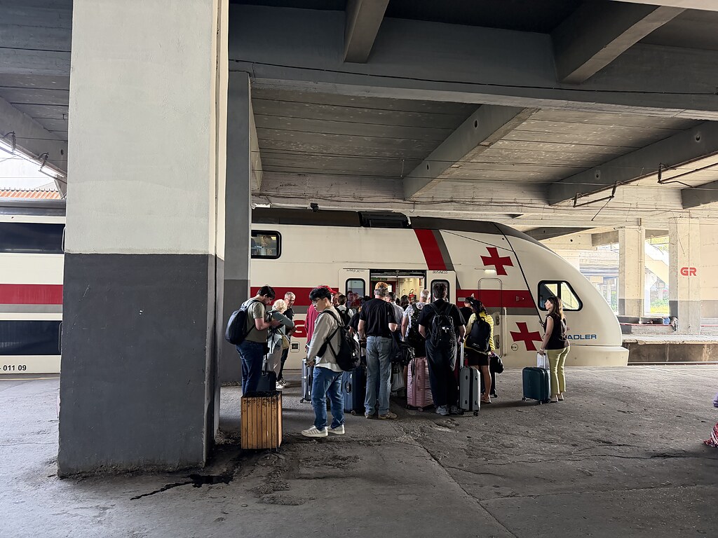 Einstieg in den Georgian-Railway-Zug am Hauptbahnhof Tiflis, Tbilisi, Georgien nach Batumi, schwarzes Meer.