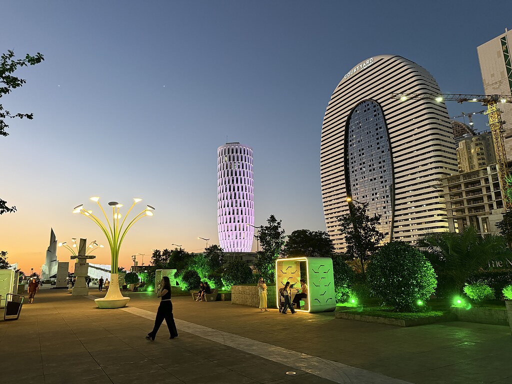 Boulevard in Batumi, Georgien und der Alliance Palace Courtyard