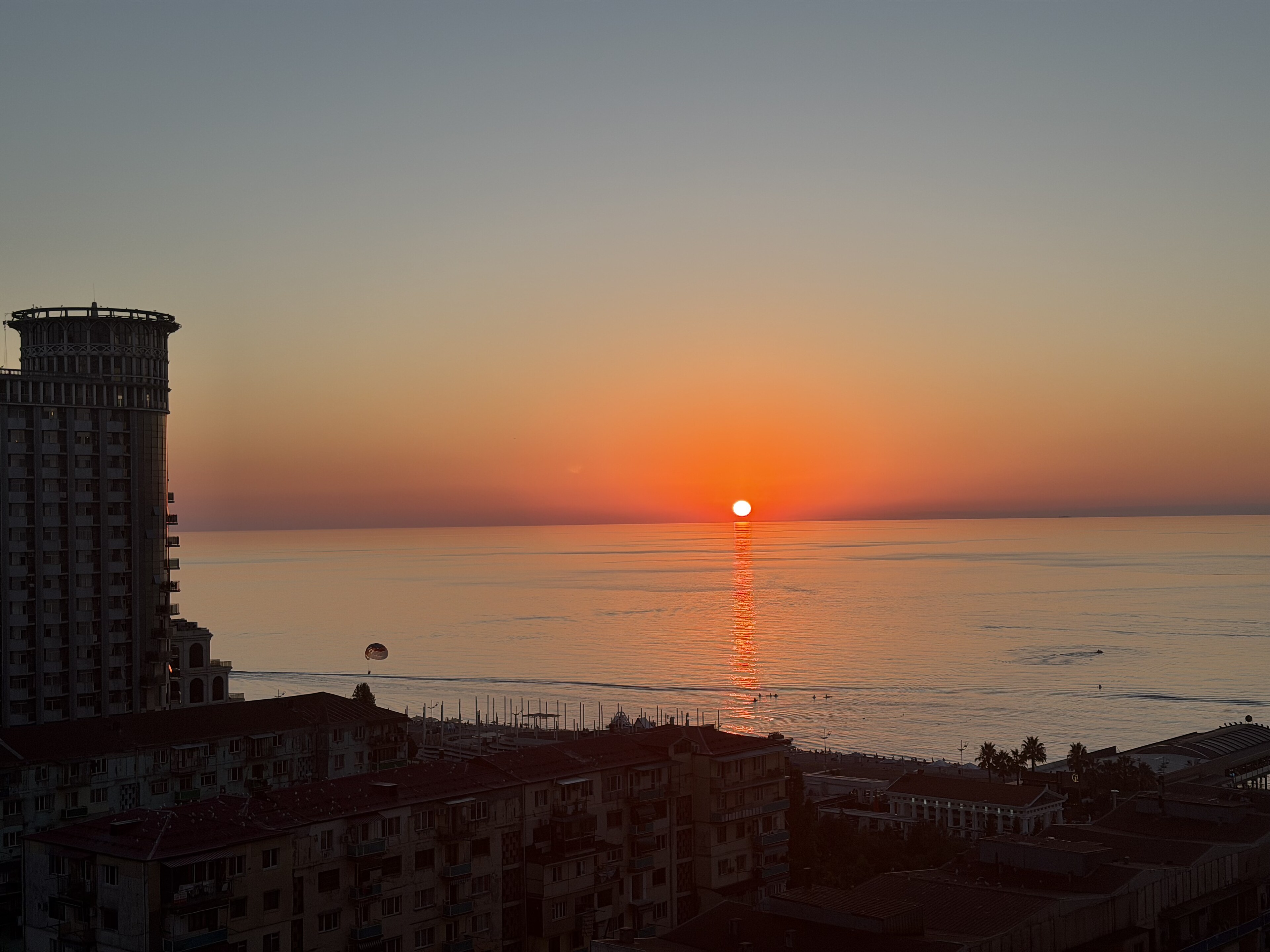Sonnenuntergang am schwarzen Meer in Batumi, Georgien