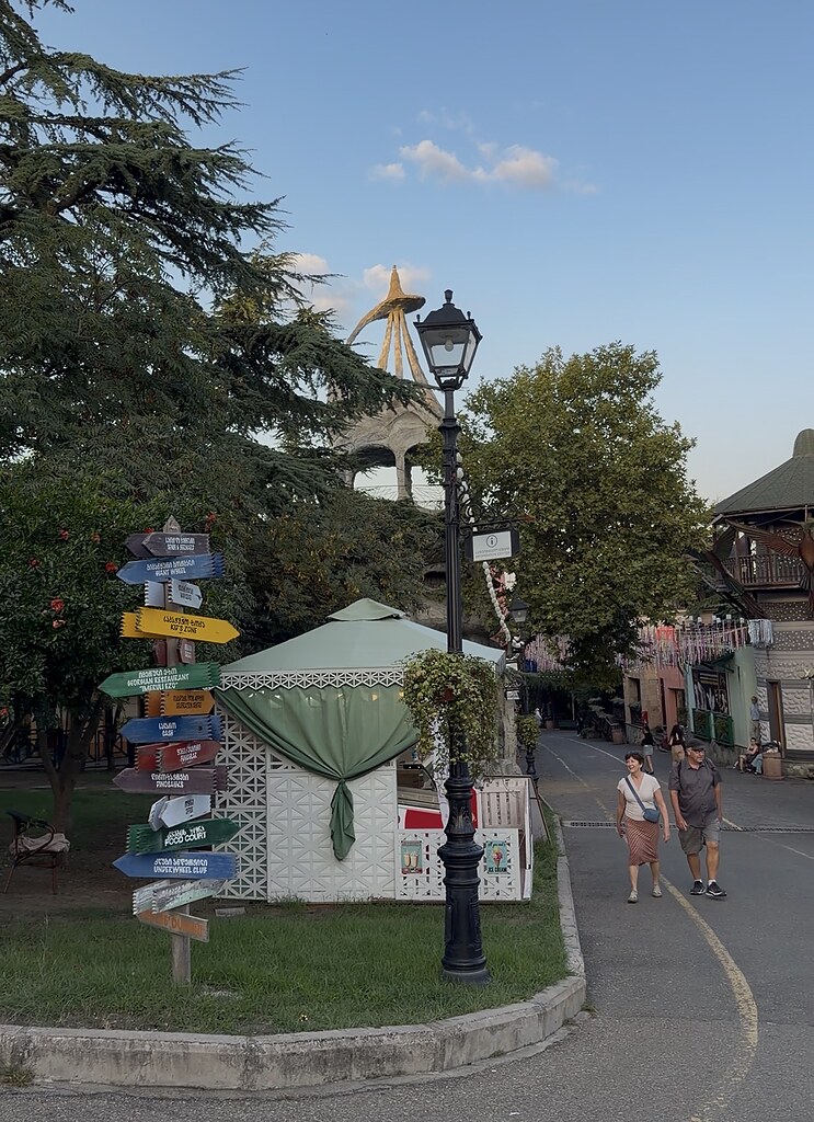Mtatsminda Freizeitpark Tiflis, Laterne, Wegweiser, Pavillion
