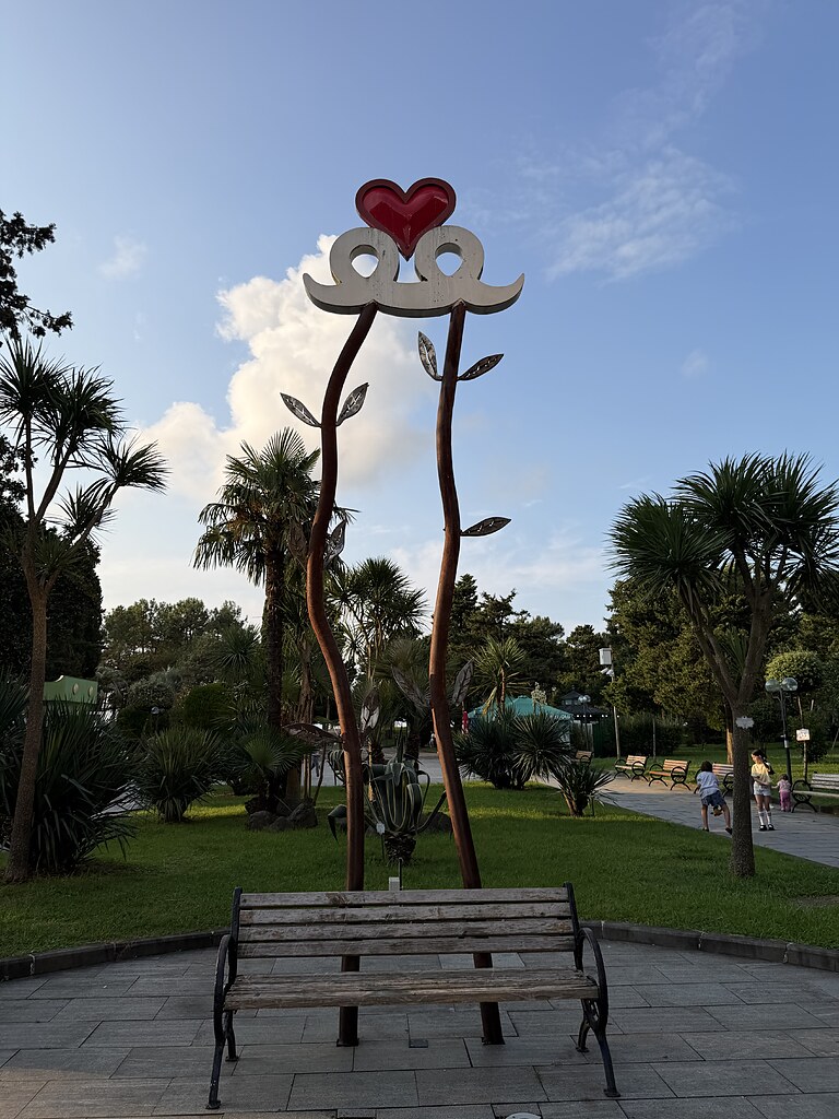 Bank mit Herzen am Boulevard in Batumi, Georgien