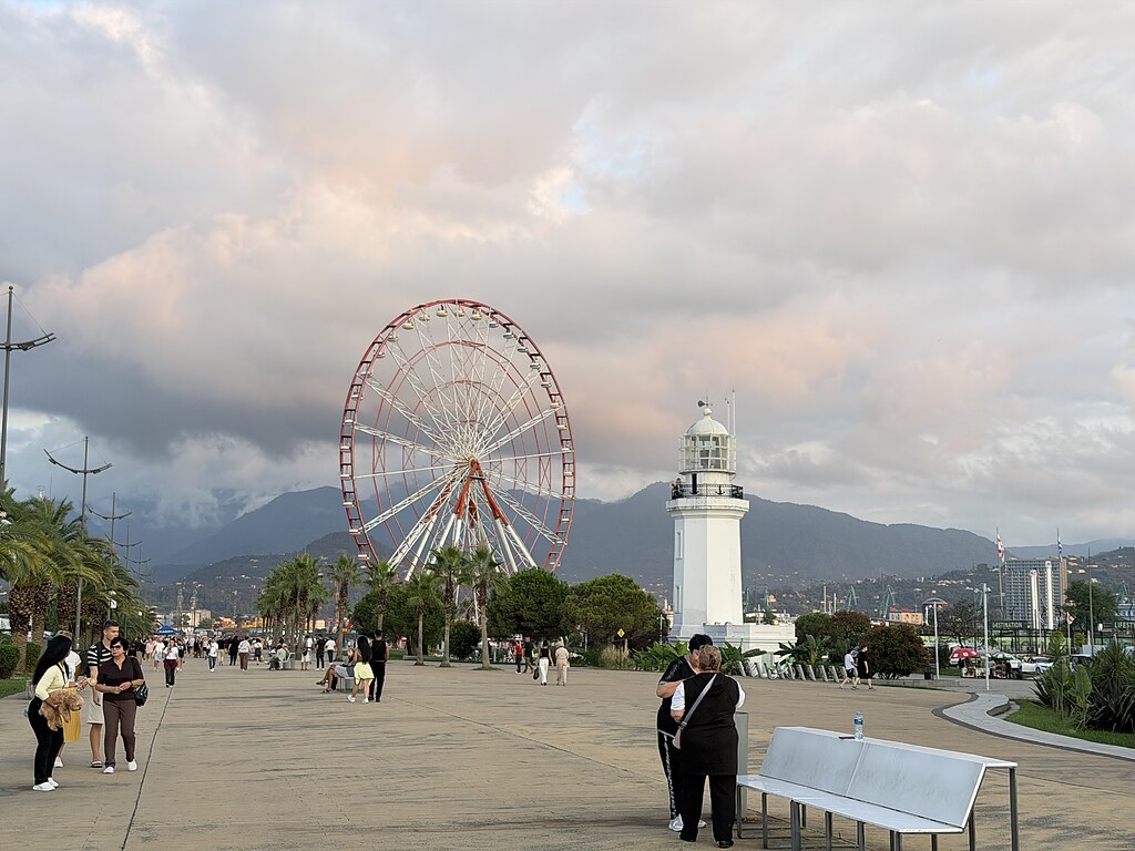 Miracle Park, Leuchtturm, Riesenrad, Ali und Nino Statue, Berge in Batumi, Georgien
