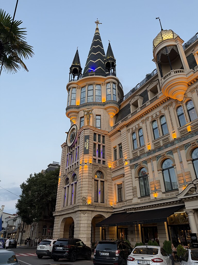 Altes Haus mit spitzen Dächern in der Altstadt von Batumi, Georgien