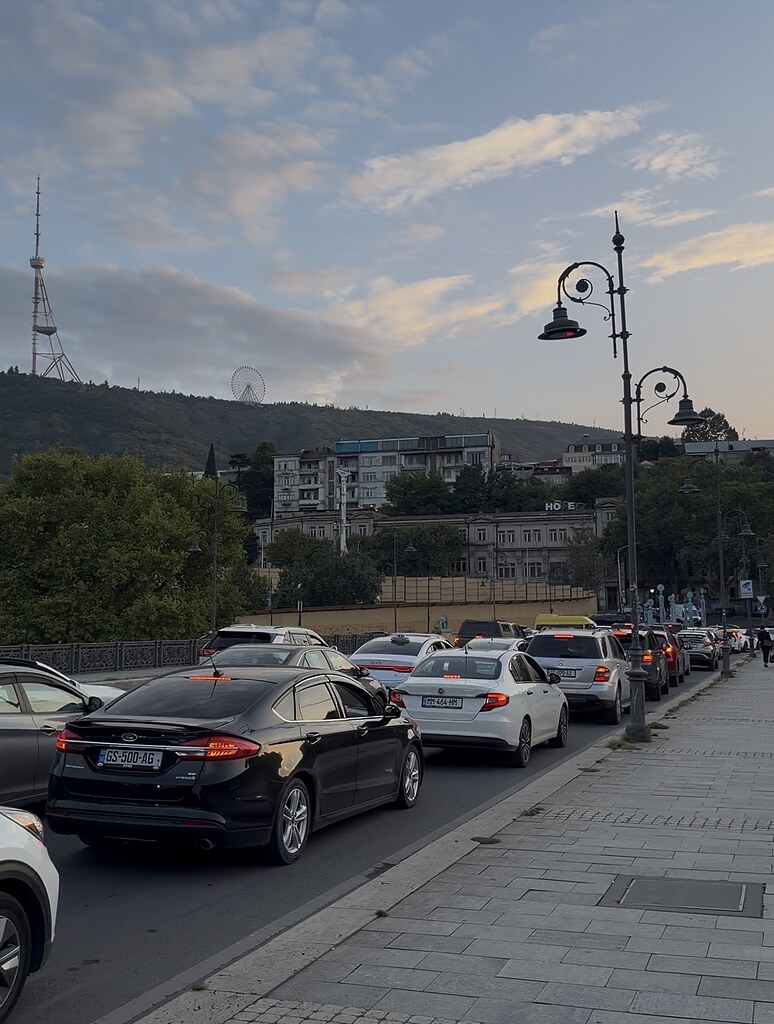 Stau auf einer Brücke in Tiflis, Georgien im Feierabendverkehr