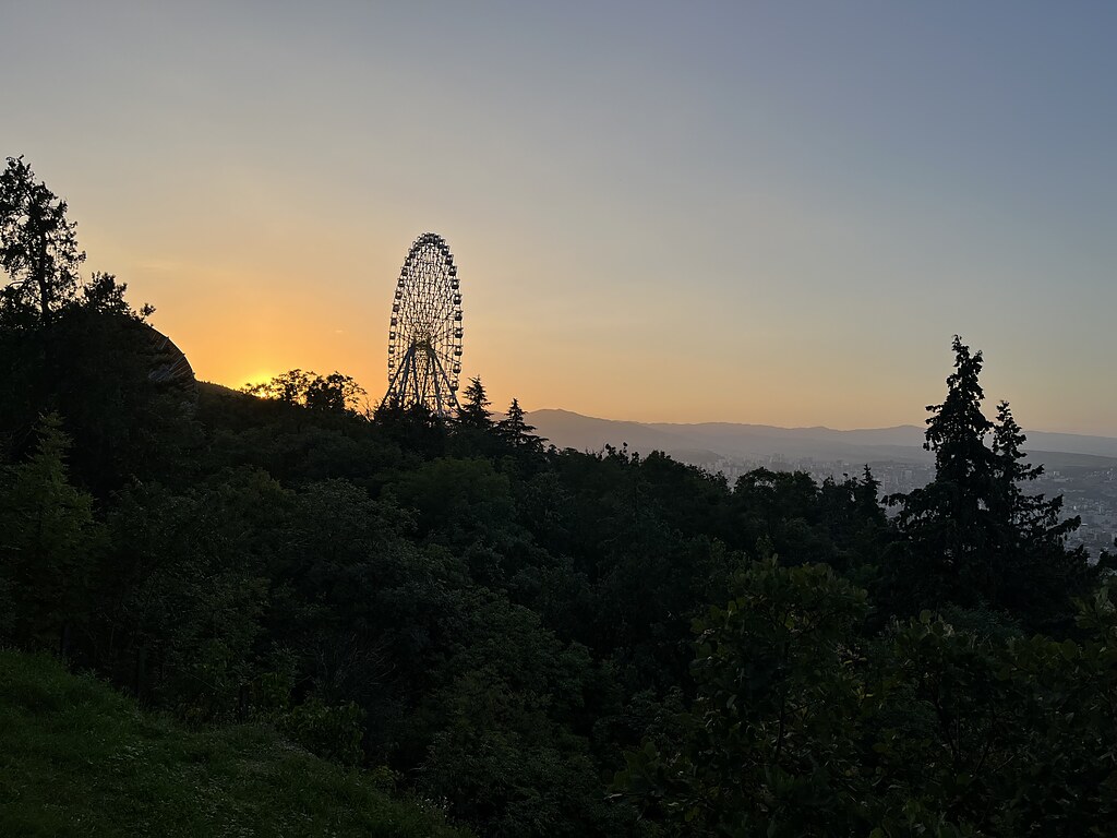 Mtatsminda Freizeitpark Tiflis, Riesenrad bei Sonnenuntergang am Berg