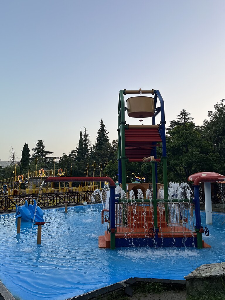 Wasserspielplatz mit Wasserrutsche für Kinder im Mtatsminda Freizeitpark Tiflis
