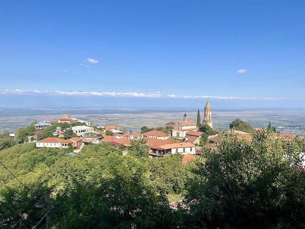 Aussicht auf eine Kirche und Häuser in Sighnaghi auf dem Berg, der Toskana Georgiens