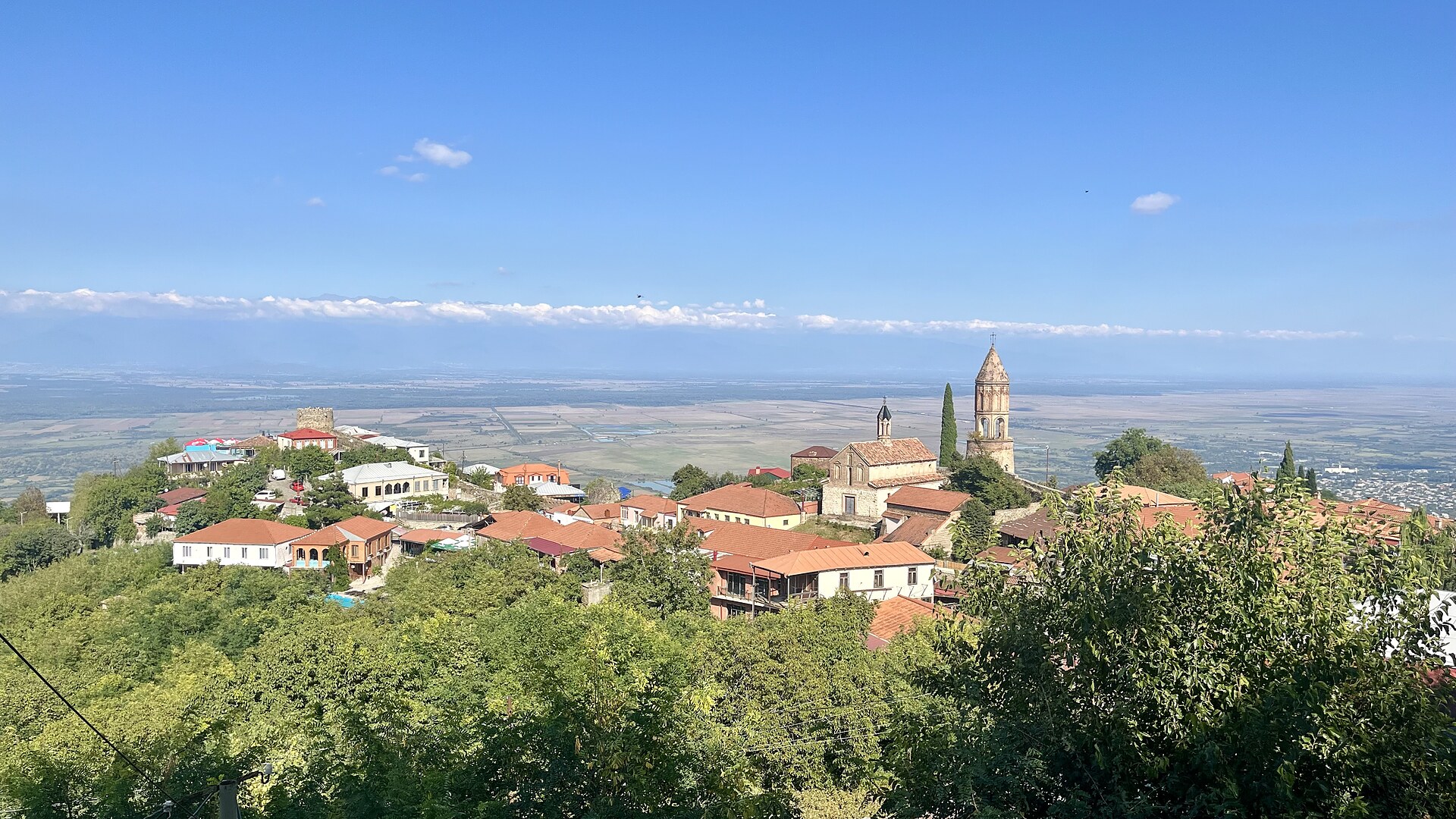 Aussicht auf eine Kirche und Häuser in Sighnaghi auf dem Berg, der Toskana Georgiens