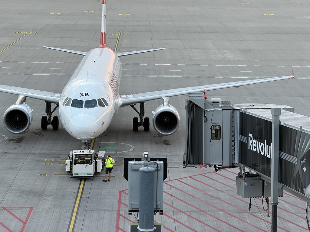 Ein Flugzeug steht im Berliner Flughafen und ist kurz vor dem Start.
