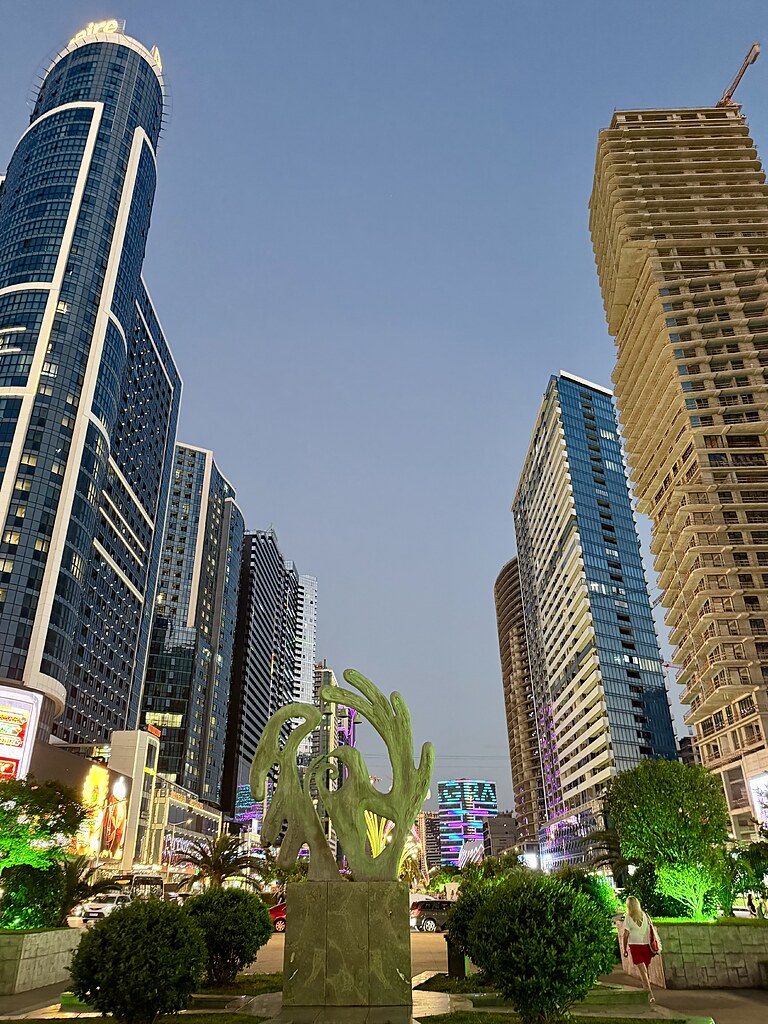 Boulevard zwischen beleuchteten Hochhäusern in Batumi, Georgien